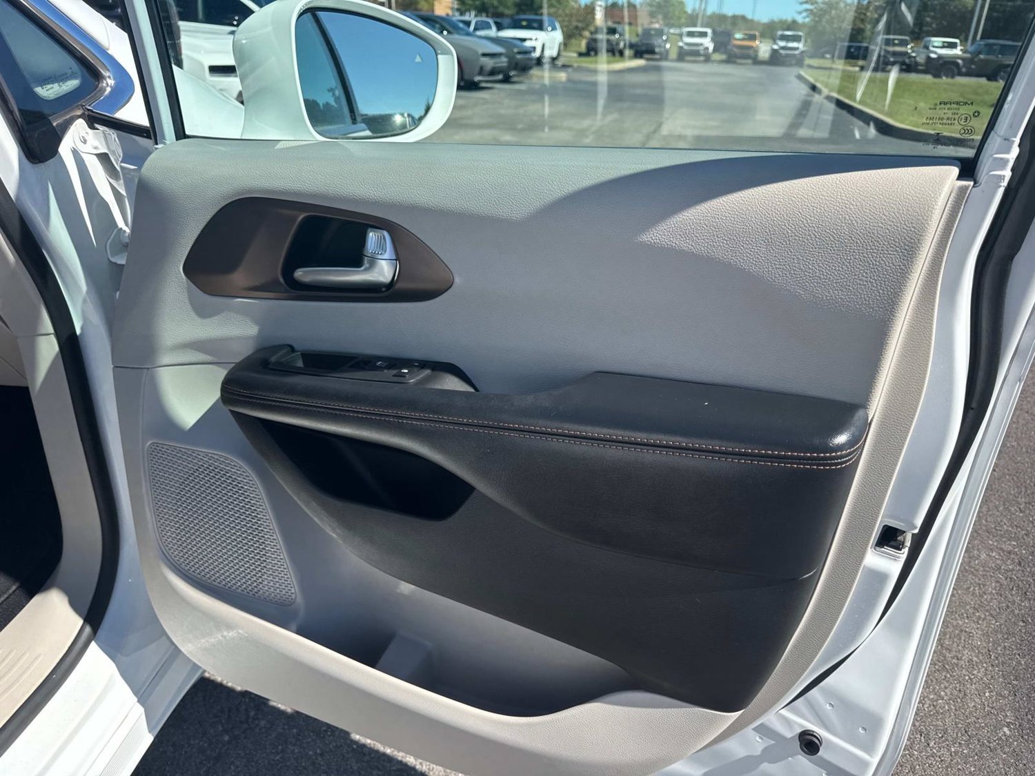 Used 2019 Chrysler Pacifica Touring-L FWD image 18