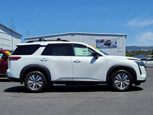 New 2026 Nissan Pathfinder SL AWD/4WD image 4