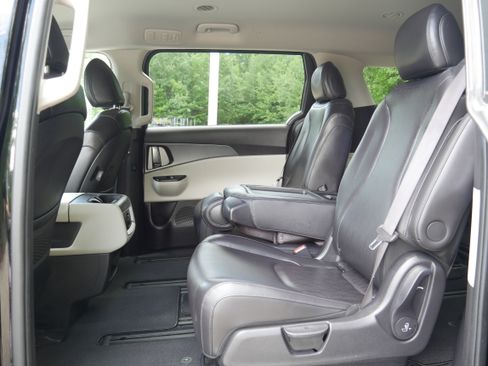 Used 2024 Kia Carnival LX FWD image 16