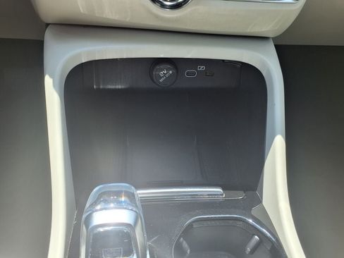 Certified 2024 Volvo XC40 B5 Plus AWD/4WD image 35