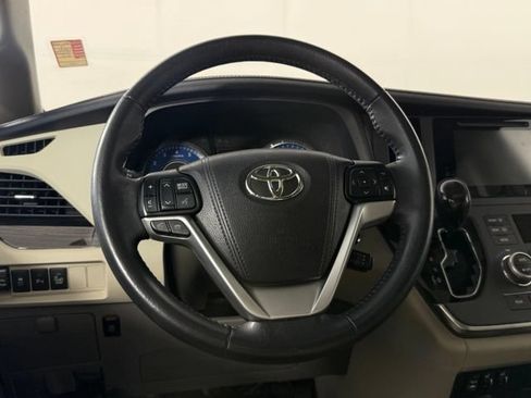 Used 2017 Toyota Sienna XLE Premium FWD image 22