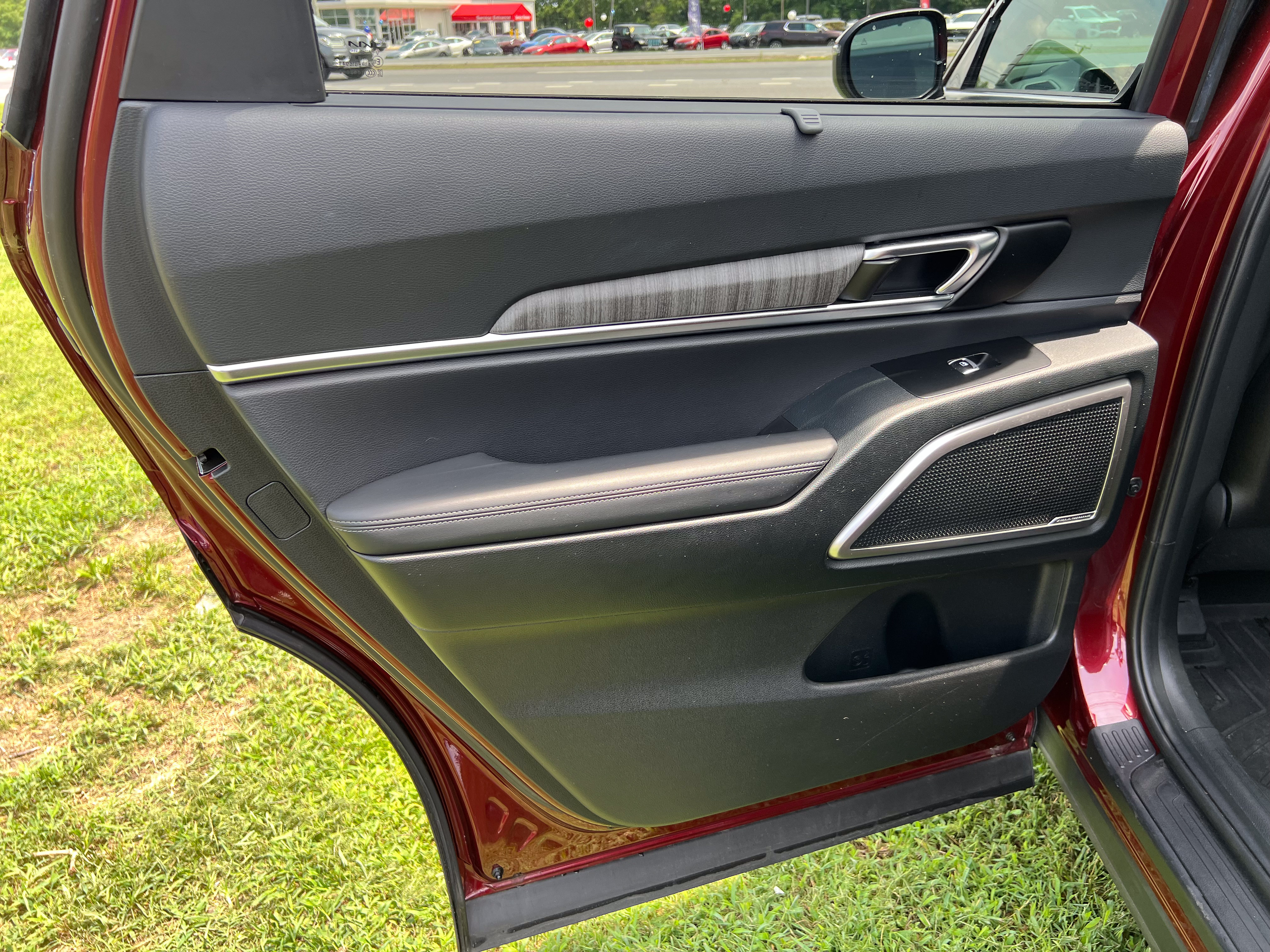 Used 2024 Kia Telluride EX w/ EX Captain's Chair Package AWD/4WD image 28