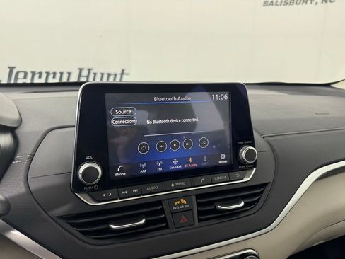 Used 2022 Nissan Altima 2.5 SV w/ SV Premium Package image 16