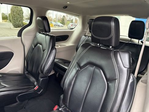 Used 2023 Chrysler Pacifica Touring-L image 21