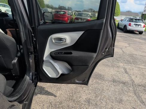 Used 2018 Jeep Renegade Latitude w/ Cold Weather Group FWD image 16