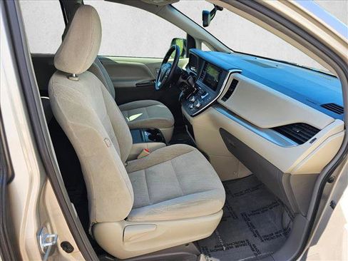 Used 2017 Toyota Sienna LE FWD image 13