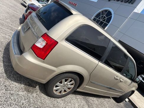 Used 2016 Chrysler Town & Country Touring FWD image 16