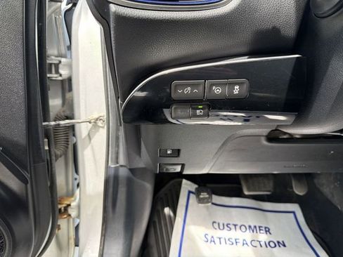 Used 2017 Toyota Prius Three Touring FWD image 18