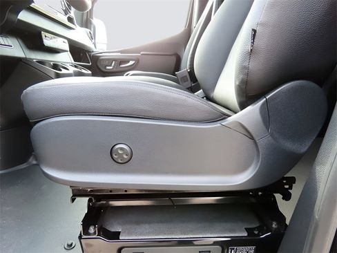 Used 2024 Mercedes-Benz Sprinter 2500 image 43