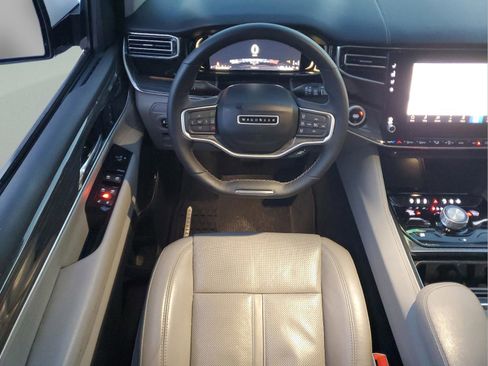 Certified 2022 Jeep Wagoneer Series III w/ Premium Group I AWD/4WD image 8