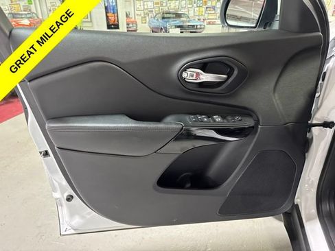 Certified 2021 Jeep Cherokee Latitude Plus AWD/4WD image 12