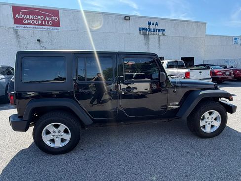 Used 2018 Jeep Wrangler Unlimited Sport w/ Connectivity Group AWD/4WD image 15