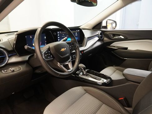Used 2024 Chevrolet Trax LT w/ Driver Confidence Package FWD image 6