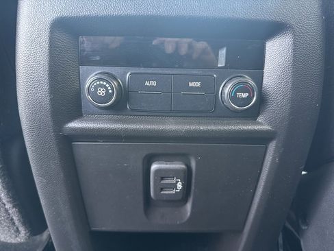 Used 2020 Chevrolet Traverse LT image 36