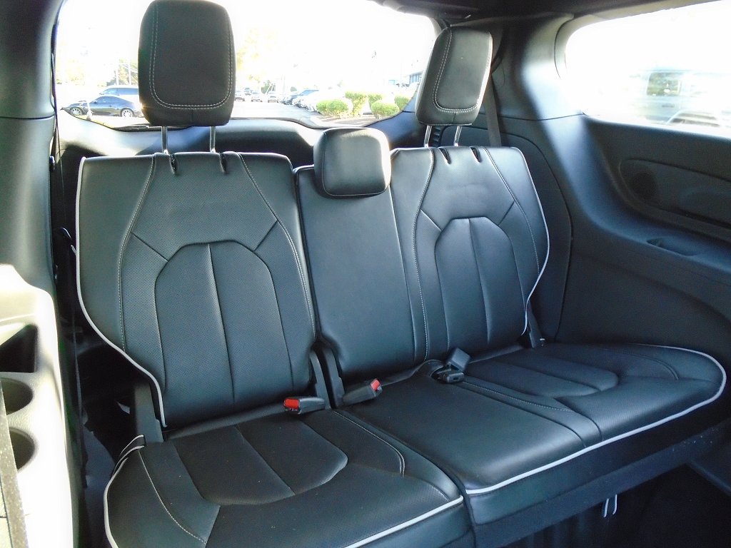 Certified 2026 Chrysler Pacifica Limited w/ S Appearance Package FWD image 12