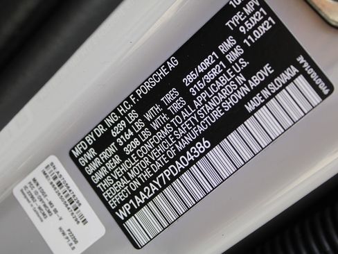 Certified 2023 Porsche Cayenne Platinum Edition image 32