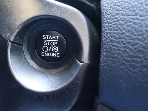 Used 2019 Jeep Renegade Latitude AWD/4WD image 11