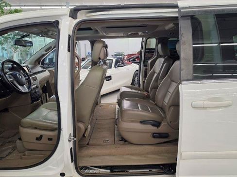 Used 2011 Volkswagen Routan SEL FWD image 9