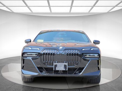 Used 2023 BMW i7 xDrive60 AWD/4WD image 2