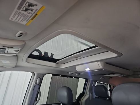 Used 2009 Volkswagen Routan SEL Premium FWD image 21