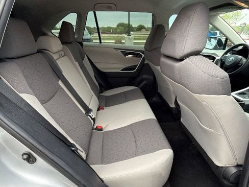 Used 2021 Toyota RAV4 XLE image 38