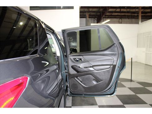 Used 2021 Chevrolet Traverse LT image 24