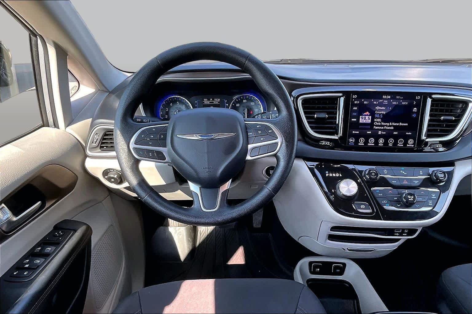 Used 2019 Chrysler Pacifica Touring Plus w/ Tire & Wheel Group FWD image 6