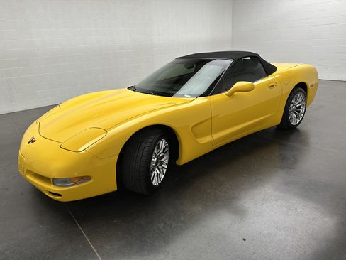 Used 2001 Chevrolet Corvette Convertible w/ Preferred Equipment Group2 RWD image 3