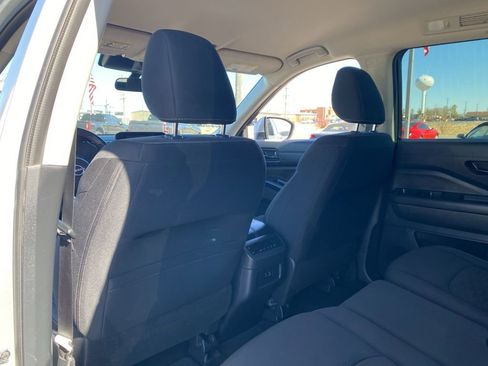 Used 2025 Nissan Pathfinder SV image 24