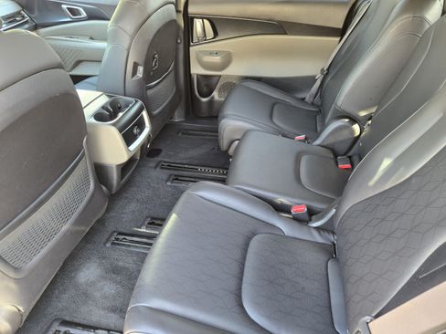 Used 2025 Kia Carnival FWD image 26