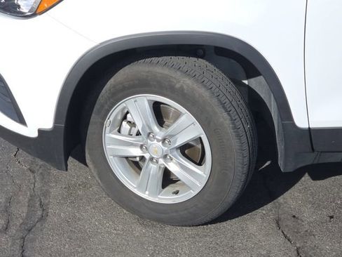 Used 2022 Chevrolet Trax LS w/ Tint and Cruise Package image 19