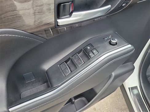Used 2023 Toyota Highlander Limited image 17