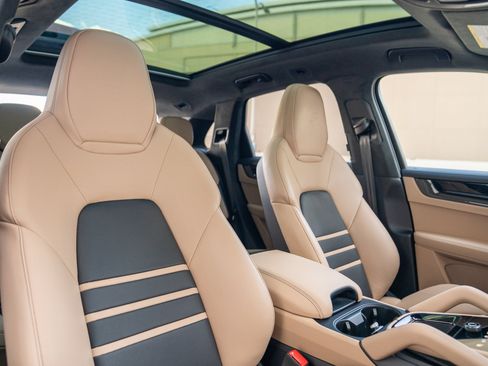 Certified 2025 Porsche Cayenne GTS AWD/4WD image 28