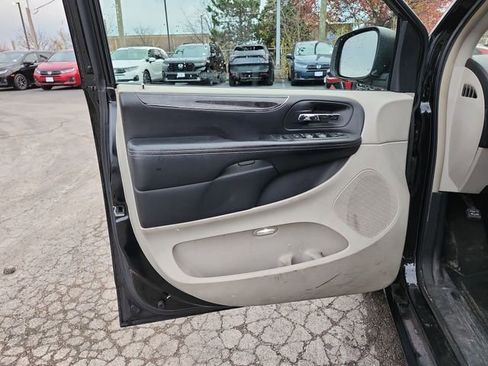 Used 2013 Chrysler Town & Country Touring image 20