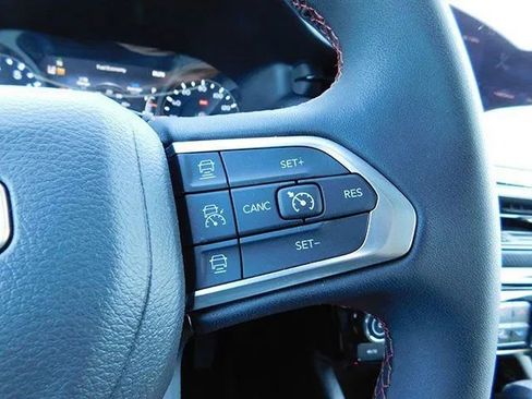 Used 2025 Jeep Compass Trailhawk AWD/4WD image 20