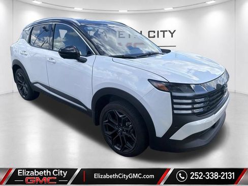 Used 2025 Nissan Kicks SR w/ SR Premium Package FWD image 3