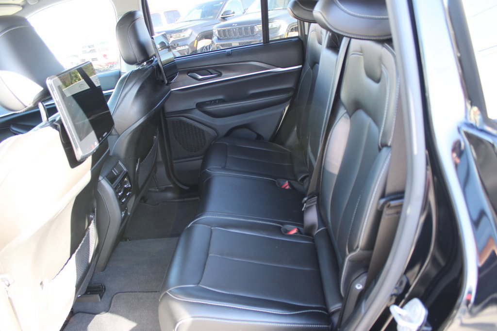 Used 2023 Jeep Grand Cherokee Limited w/ Luxury Tech Group II RWD image 16