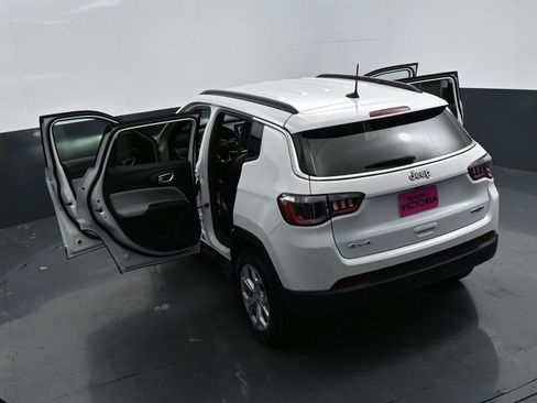 Used 2024 Jeep Compass Latitude image 21