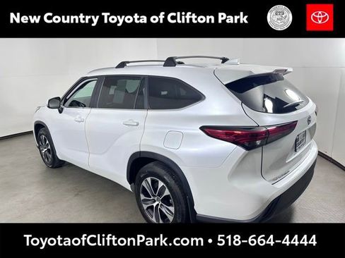 Used 2023 Toyota Highlander XLE AWD/4WD image 5