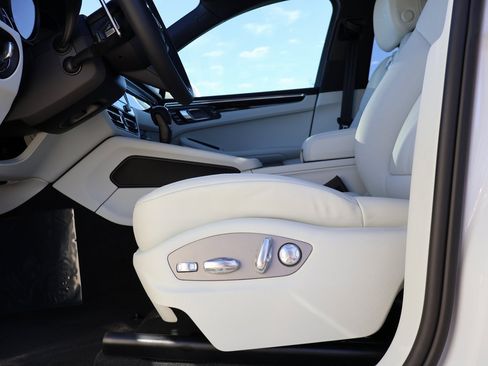 New 2026 Porsche Macan GTS image 35