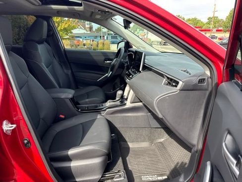 Used 2024 Toyota Corolla Cross XLE w/ Convenience Package FWD image 9