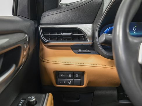 Used 2024 Toyota Highlander Platinum image 16