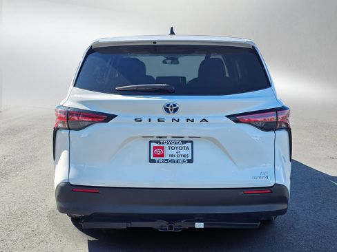Used 2021 Toyota Sienna LE FWD image 4