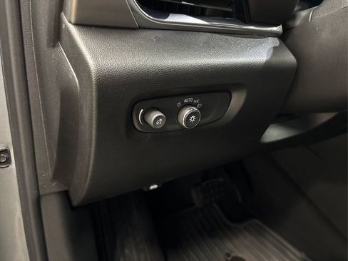 Used 2023 Chevrolet Traverse LT image 38