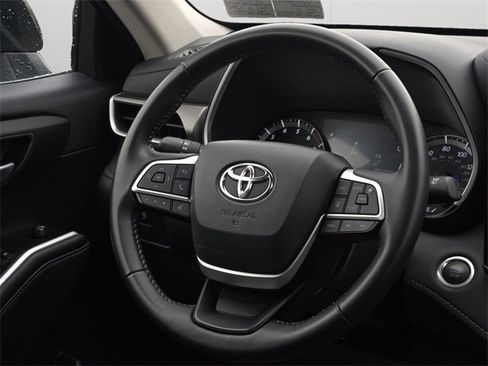 Used 2025 Toyota Highlander XLE image 19
