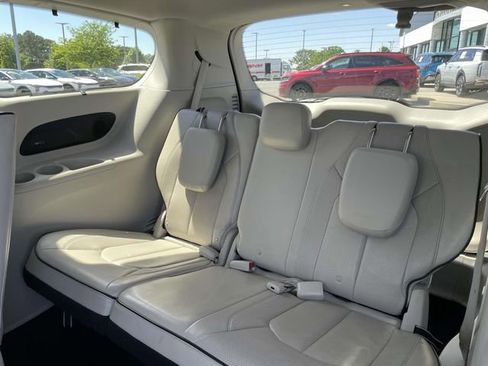 Used 2018 Chrysler Pacifica Limited w/ Advanced Safetytec Group FWD image 21