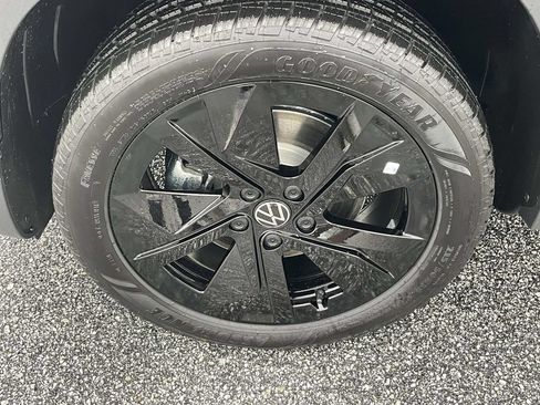 New 2026 Volkswagen Taos SE FWD image 9