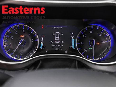 Used 2023 Chrysler Pacifica Touring-L FWD image 18