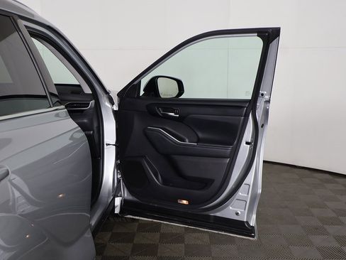 Used 2021 Toyota Highlander XLE image 22