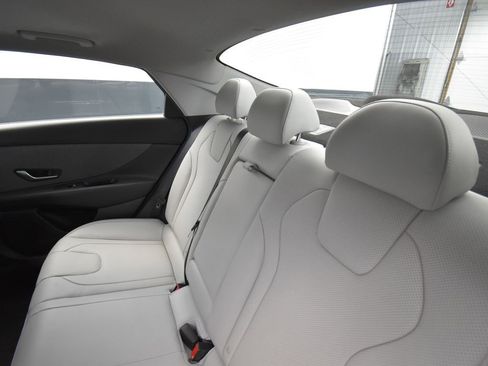 Used 2022 Hyundai Elantra Limited image 12